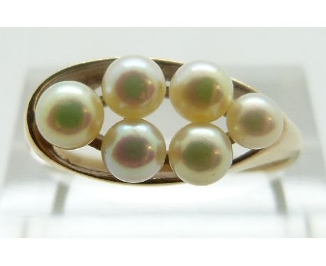 A 9ct gold ring set with pearls, size R, 3.27g 