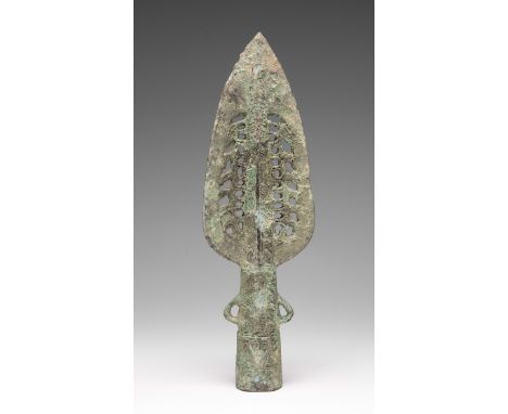 Spearhead, period of the Warring Kingdoms. China, 5th century B.C.-221 B.C.Bronze.Measurements: 22 x 7 x 6 cm.Spearhead dated