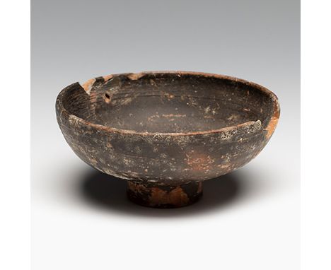 Bowl. Campania, 3rd century BC.Painted terracotta.Measurements: 4.5 x 10 cm .Shortly after the middle of the V B.C., with the