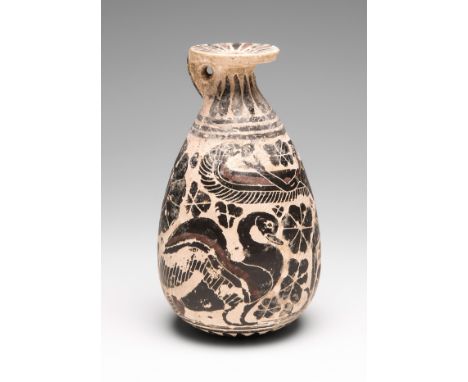 Corinthian Aribalus. Greece, 6th century BC.Polychrome ceramic.Measurements: 11 x 6,5 cm.The aríbalos is a ceramic typology o