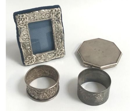 SMALL SELECTION OF SILVER ITEMScomprising a small photograph frame with embossed decoration, London 1985, 8.5cm high; an octa