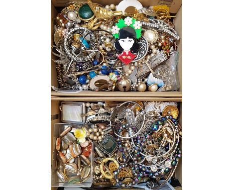 SELECTION OF COSTUME JEWELLERYincluding a mother of pearl bead necklace, an Adderley floral brooch, an orange agate floral br