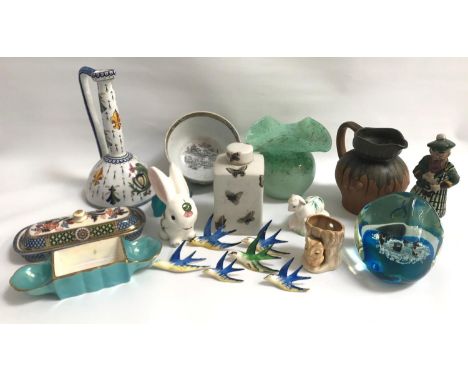 SELECTION OF CERAMICSincluding a Carltonware trinket dish, glass paperweight modeled with penguins, a Vasart style green glas