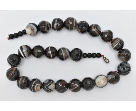 A BANDED AGATE BEAD NECKLACE, faceted circular beads, measuring approximately 16.1mm, with smaller possibly onyx beads near t