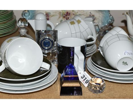 A ROSENTHAL TEA SET AND OTHER ORNAMENTS, comprising six cups, six saucers, six tea plates, a Villeroy &amp; Boch crystal mant