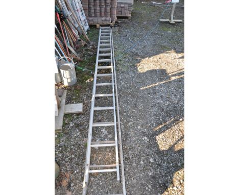 AN ALUMINIUM DOUBLE EXTENSION LADDER with 17 rungs to each 422cm length