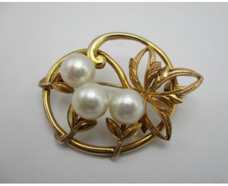 A 14ct gold and pearl brooch with scroll and foliate details, 3.5 cm wide, 7.3 g 