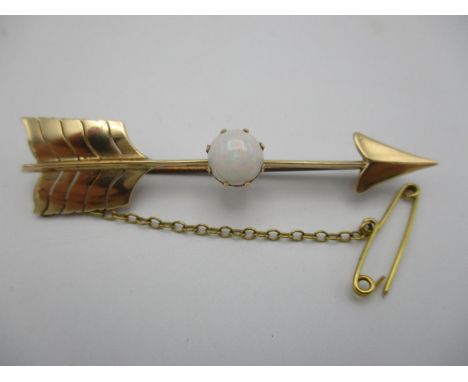 An 18 ct gold bar brooch modelled as an arrow, with central opal cabochon, with safety pin and chain, 6 cm long, 5.5 g 