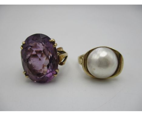 A 9ct gold and amethyst ring, size O, together with a 9ct gold and mabe pearl ring, size  Q 1/2, combined weight 13.7 g 