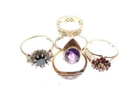 9ct gold garnet set cluster ring, size O, 9ct gold amethyst set ring, size P, dress ring set two rubies and three graduated d