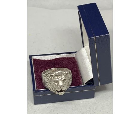 A SILVER LIONS HEAD RING MARKED 925 WITH PRESENTATION BOX 