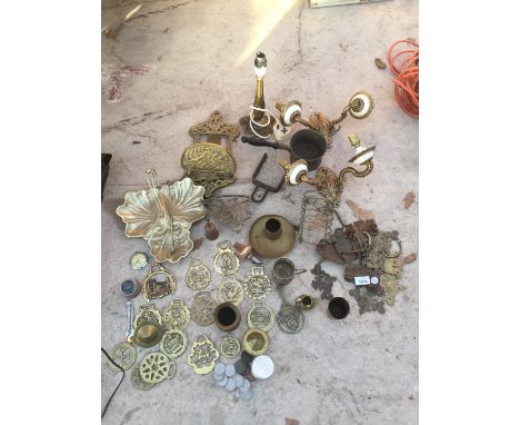 A COLLECTION OF BRASS WARE TO INCLUDE HORSE BRASSES, A LAMP AND CANDLE HOLDER ETC 