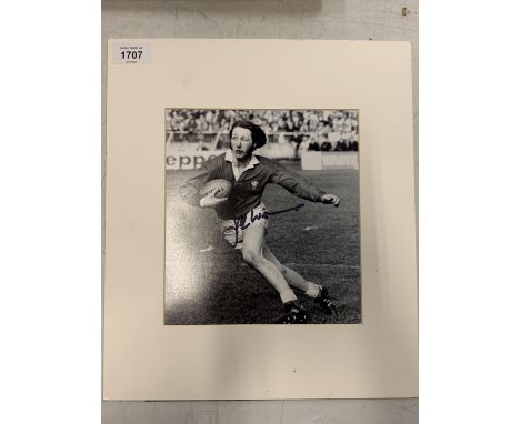 A MOUNTED SIGNED PHOTOGRAPH OF WELSH RUGBY PLAYER J P R WILLIAMS COMPLETE WITH CERTIFICATE OF AUTHENTICITY 