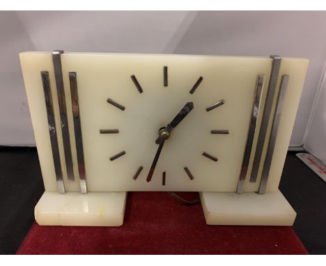 AN ART DECO STYLE MARBLE MANTEL CLOCK WITH WHITE METAL DETAIL (SLIGHT A/F ON THE BASE) 