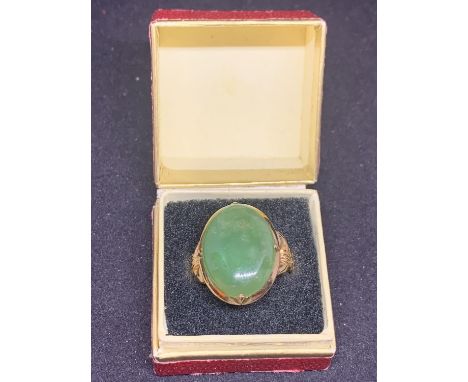 A 22 CARAT GOLD RING WITH A LARGE JADE IN FINE CONDITION 5.2G SIZE:O 