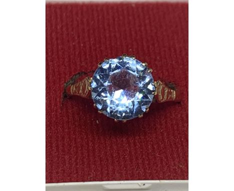A 9 CARAT GOLD RING WITH A  PALE BLUE STONE 3.21G 