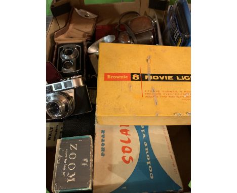 AN ASSORTMENT OF VINTAGE CAMERA EQUIPMENT TO INCLUDE A BROWNIE 8 MOVIE LIGHT ETC 