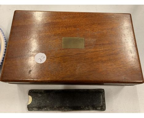 A VINTAGE WOODEN BOX CONTAINING A GEOMETRY SET 