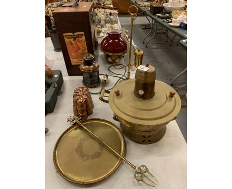 AN ASSORTMENT OF BRASS WARE TO INCLUDE A FONDUE SET,TOASTING FORK AND LAMP ETC 