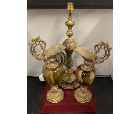 A MARBLE AND BRASS DECORATIVE TABLE LAMP AND A PAIR OF ORNATE JUG SHAPED ORNAMENTS 