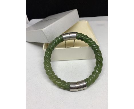 A SILVER AND JADE ORIENTAL STYLE BRACELET IN A PRESENTATION BOX 