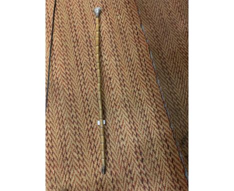 A VINTAGE WALKING CANE WITH DECORATIVE WHITE METAL HANDLE 