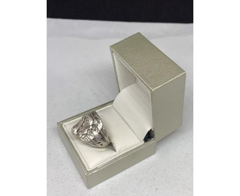 A SILVER WESTERN SADDLE STYLE RING MARKED 925 IN A PRESENTATION BOX 