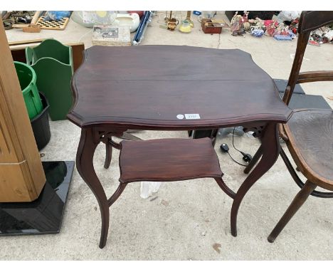 AN EARLY 20TH CENTURY MAHOGANY SIDE TABLE WITH LOWER SHELF 