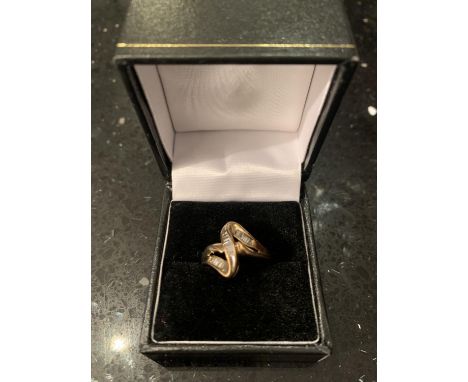 A 9 CARAT GOLD BAGUETTE RING IN AN ABSTRACT DESIGN WITH EMERALD CUT DIAMONDS IN A PRESENTATION BOX 