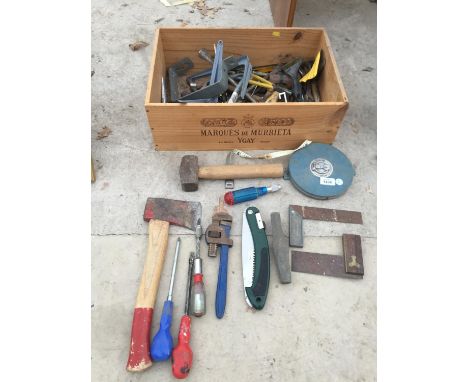 AN ASSORTMENT OF VINTAGE HAND TOOLS TO INCLUDE AN AXE, A HAMMER AND SETR SQUARES ETC 