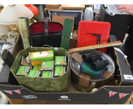 A MIXED LOT TO INCLUDE OPTOMAX CASED BINOCULARS, ROBINSONS BINOCULARS,  A METAL CASH TIN, VARIOUS VINTAGE RULERS/MEASURES, LI