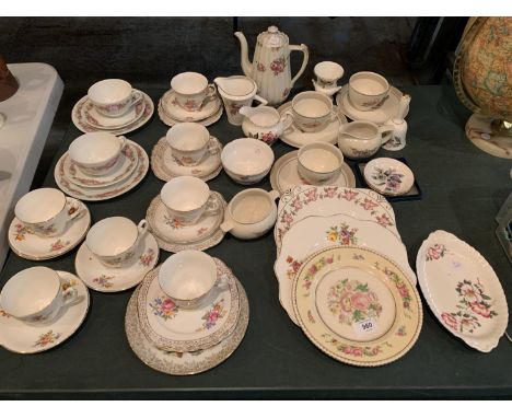 A LARGE COLLECTION OF CERAMIC WARE TO INCLUDE TWO ROYAL WORCESTER TRINKET DISHES AND VARIOUS TRIOS ETC 