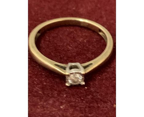 A 9 CARAT GOLD DIAMOND RING 