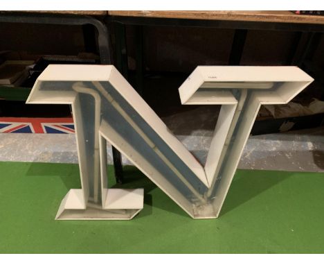 A LARGE NEON LIGHT UP LETTER 'N' APPROX 57CM X 57CM 