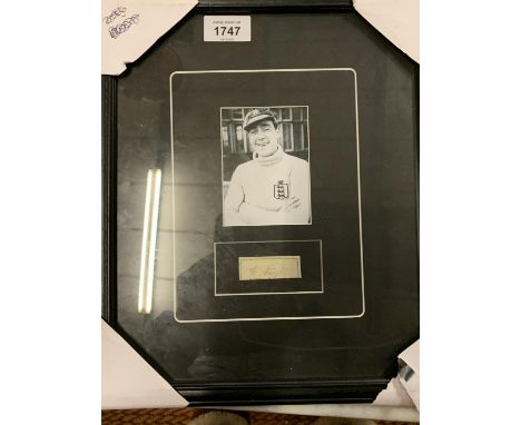 A FRAMED BLACK AND WHITE PHOTOGRAPH AND AUTOGRAPH OF MANCHESTER CITY AND ENGLAND GOALKEEPER FRANK SWIFT WHO SADLY PERISHED IN