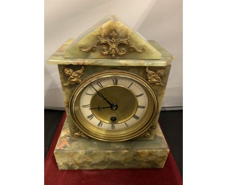 A GREEN ALABASTER MANTEL CLOCK WITH BRASS DETAIL (A/F) 