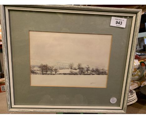 A SIGNED AND FRAMED PRINT OF A SNOWY HILL SCENE 