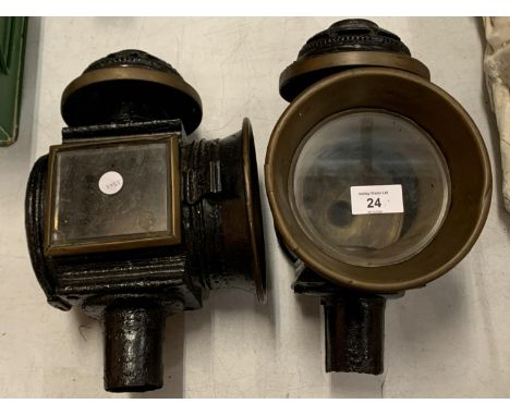 A PAIR OF VINTAGE COACH LAMPS 