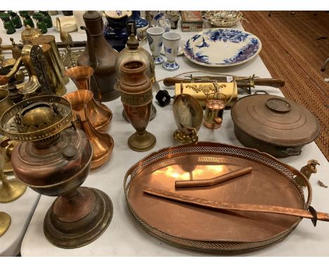 AN ASSORTMENT OF METAL WARE TO INCLUDE A CASED MEAT CARVING SET AND AN OIL LAMP ETC 