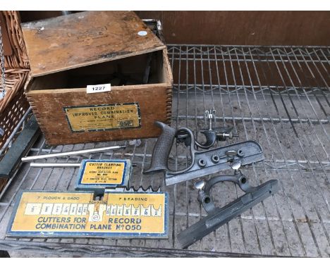 A VINTAGE RECORD TOOLS WOODEN BOX TO INCLUDE A VINTAGE RECORD WOOD PLANE AND CUTTERS 