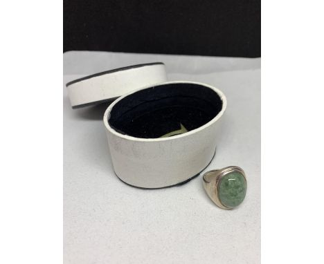 A SILVER GREEN STONE RING MARKED 925 WITH A PRESENTATION BOX 