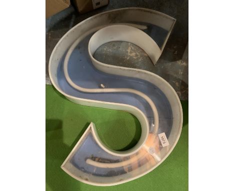 A LARGE NEON LIGHT UP LETTER 'S' APPROX 57CM X 57CM 