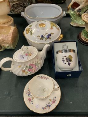 AN ASSORTMENT OF CERAMIC WARE TO INCLUDE A ROYAL WORCESTER TUREEN AND LIDDED JAR AND A ROYAL DOULTON TEAPOT ETC 