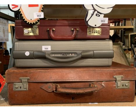A SAMSONITE RG CASE, A FAUX LEATHER BRIEFCASE AND A VINTAGE SUITCASE 