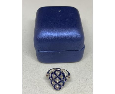 A BLUE KITE ART DECO STYLE DRESS RING SIZE N WEIGHT 6.13G IN A PRESENTATION BOX 
