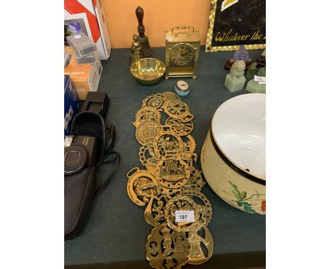 AN ASSORTMENT OF METAL WARE TO INCLUDE A QUANTITY OF HORSE BRASSES AND A CARRIAGE CLOCK ETC 