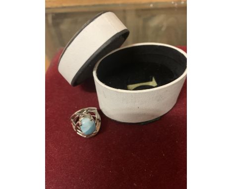 A SILVER RING MARKED 925 WITH A LARGE PALE BLUE STONE 
