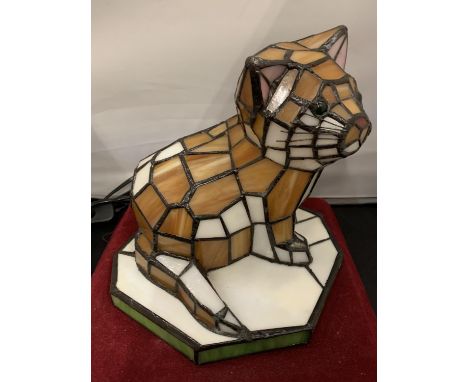 A COLOURED GLASS CAT LAMP IN AN ART DECO STYLE 