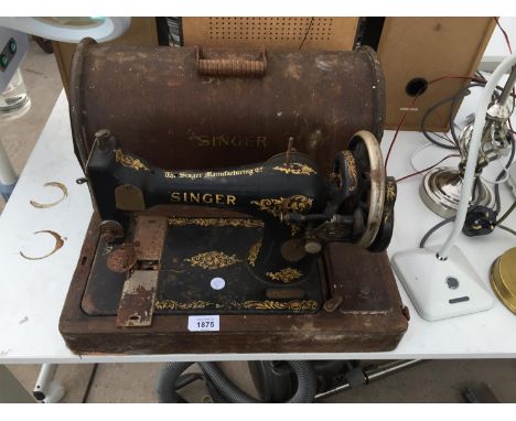 A VINTAGE SINGER SEWING MACHINE WITH CASE 