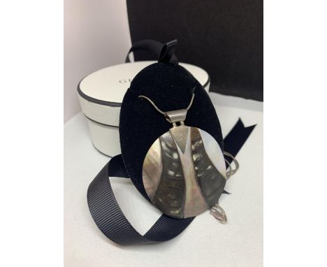 A BOXED SILVER MARKED 925 CHAIN WITH A LARGE MOTHER OF PEARL PENDANT 